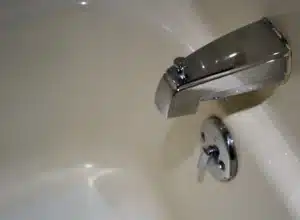 Bathtub spout and single-handle valve trim