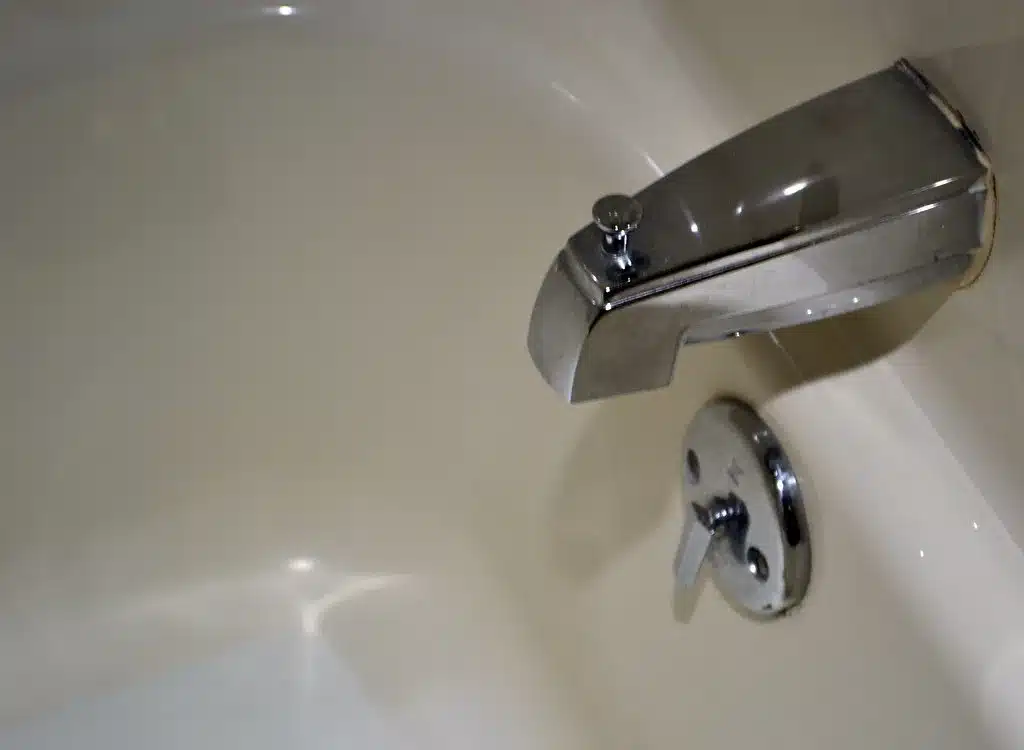 Bathtub spout and single-handle valve trim